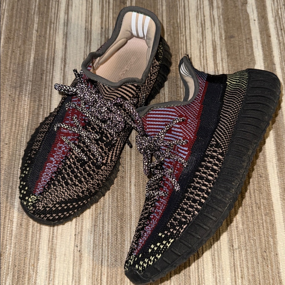 adidas Yeezy Boost 350 V2
Yecheil